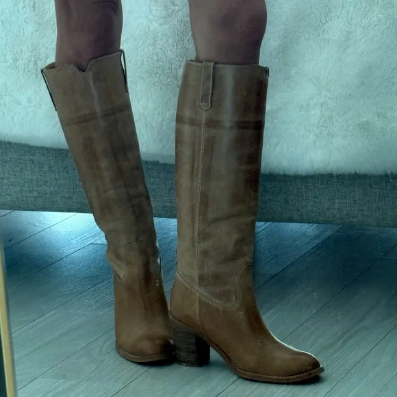 Elegant Tan Heeled Boots with Sleek Design - Picture 7 of 8
